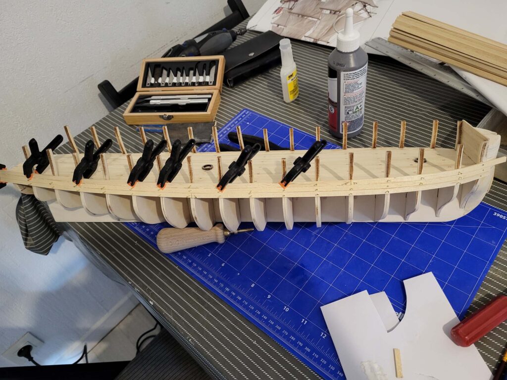 Maquette de l'Hermione - Pose premières bordées de la coque - 03