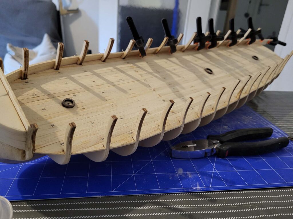 Maquette de l'Hermione - Pose premières bordées de la coque - 04