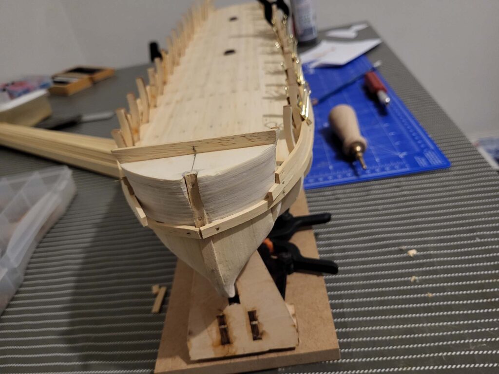 Maquette de l'Hermione - Pose premières bordées de la coque - 05
