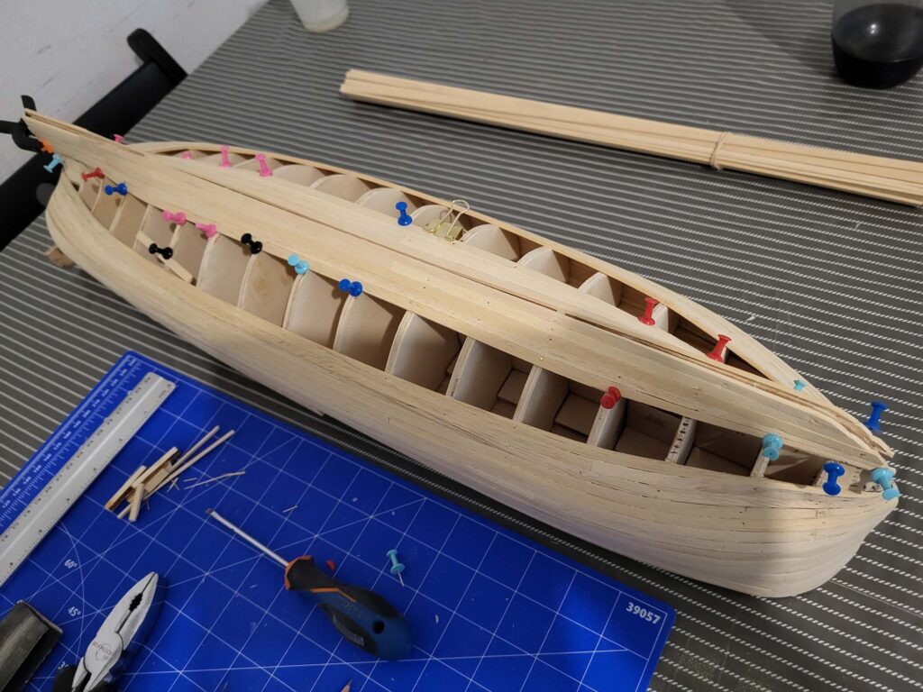 Maquette de l'Hermione - Pose des Bordées basses depuis la quille - 01