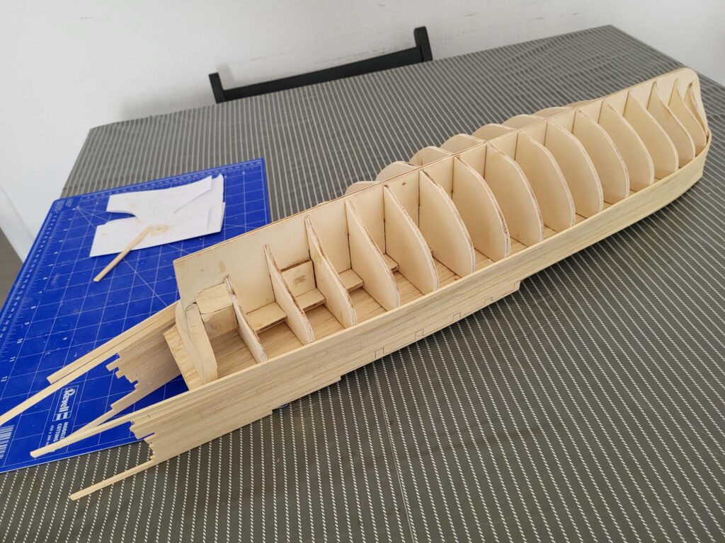 Maquette de l'Hermione - Pose des Bordées basses de la coque - 01