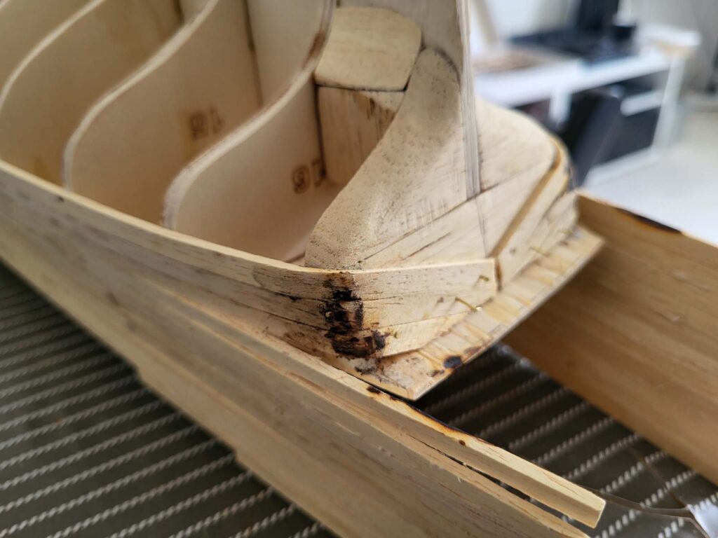 Maquette de l'Hermione - Pose des Bordées basses de la coque - 03