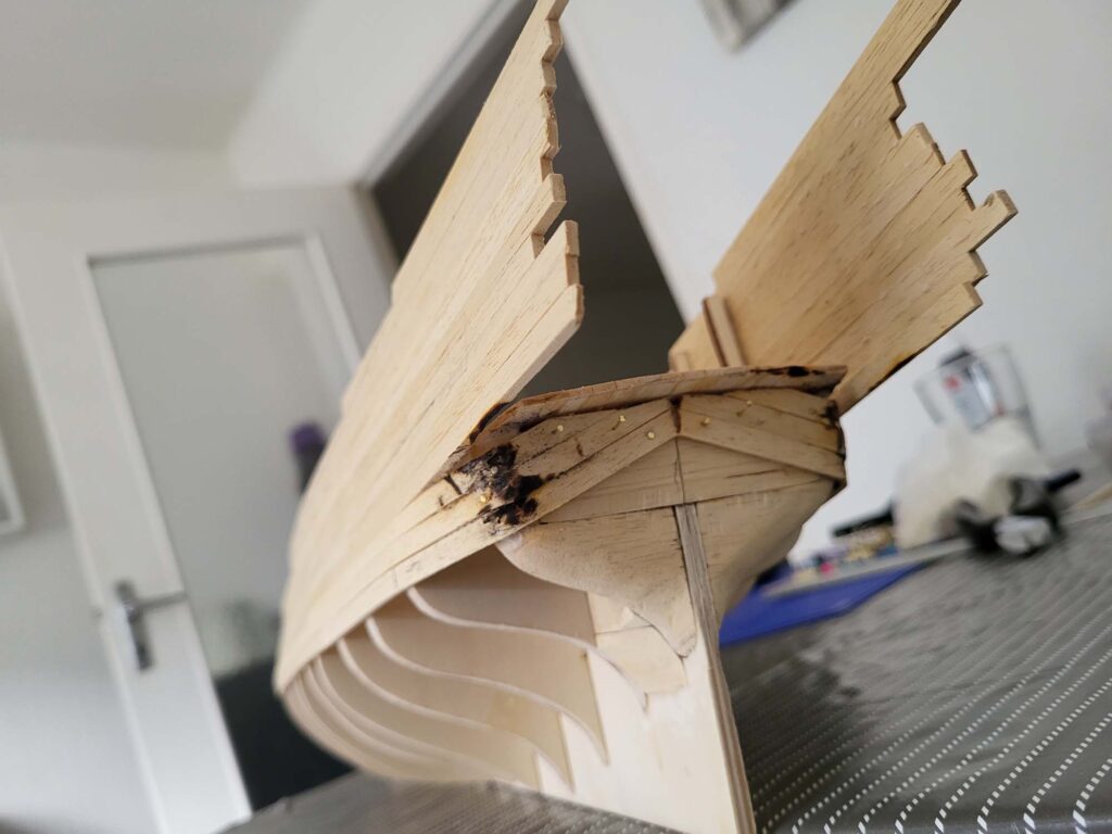 Maquette de l'Hermione - Pose des Bordées basses de la coque - 04