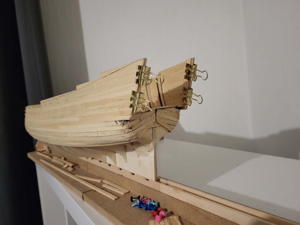 Maquette de l'Hermione - Pose des Bordées basses de la coque - 05