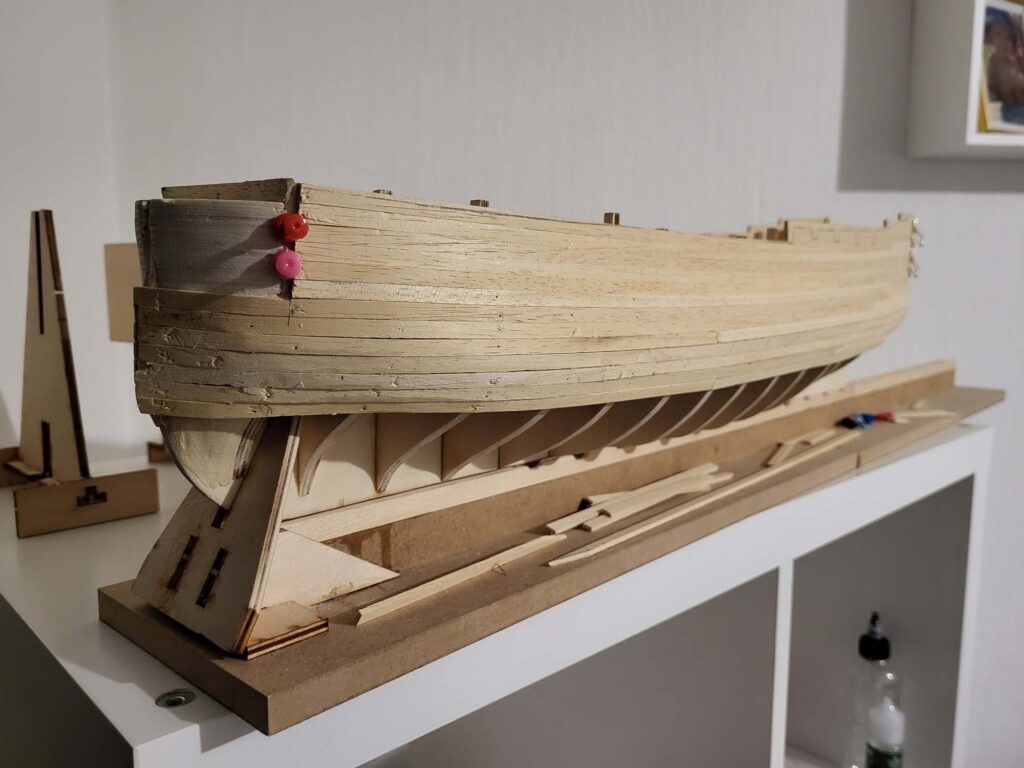 Maquette de l'Hermione - Pose des Bordées basses de la coque - 06