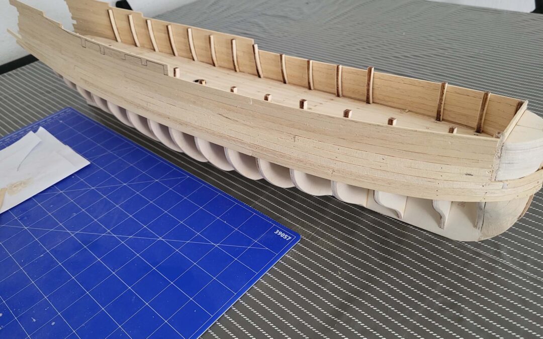 Maquette de l'Hermione - Pose des Bordées de la proue - 01