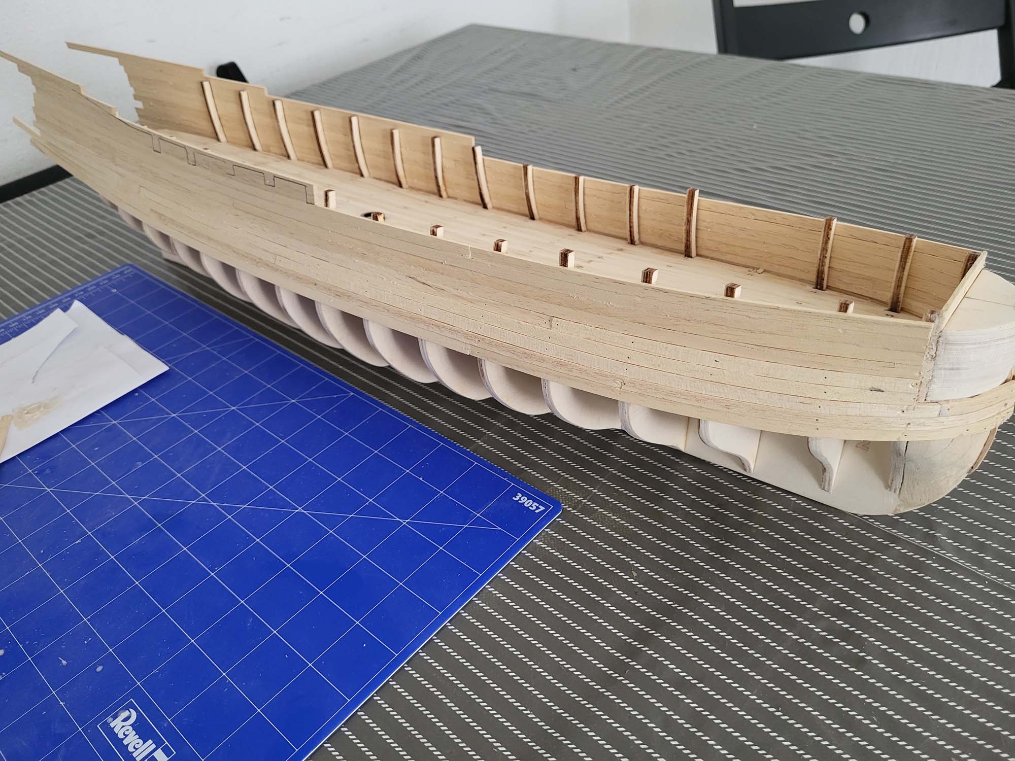 Maquette de l'Hermione - Pose des Bordées de la poupe - 01