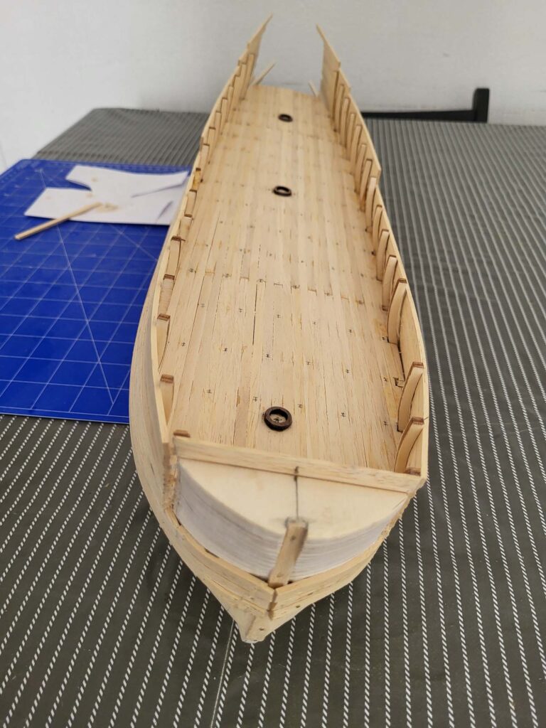 Maquette de l'Hermione - Pose des Bordées de la poupe - 02