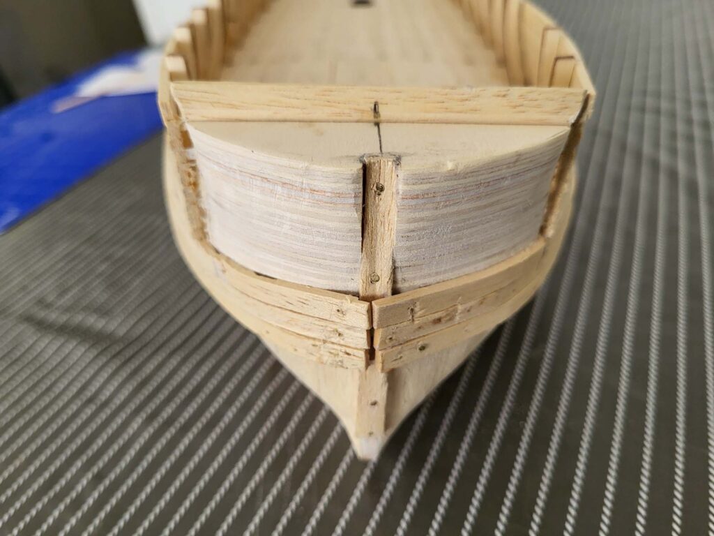 Maquette de l'Hermione - Pose des Bordées de la poupe - 04