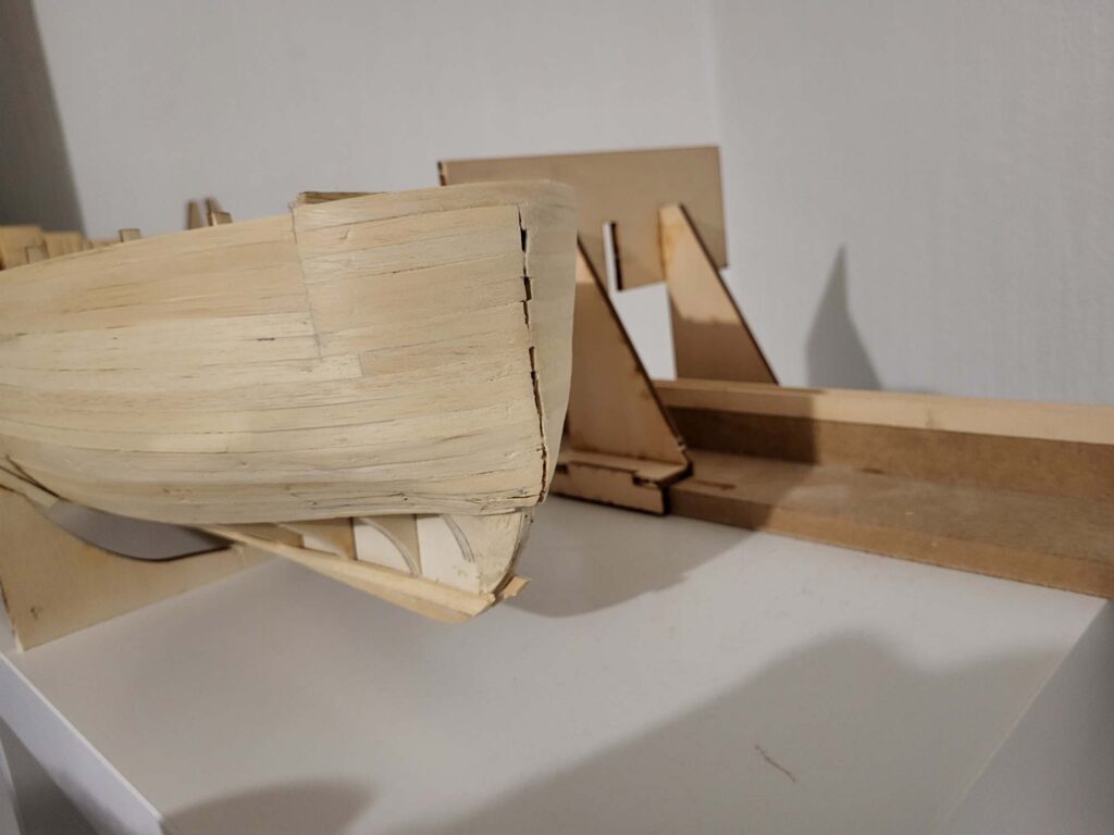 Maquette de l'Hermione - Pose des Bordées de la poupe - 09