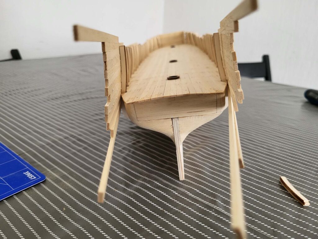 Maquette de l'Hermione - Pose des Bordées de la proue - 01