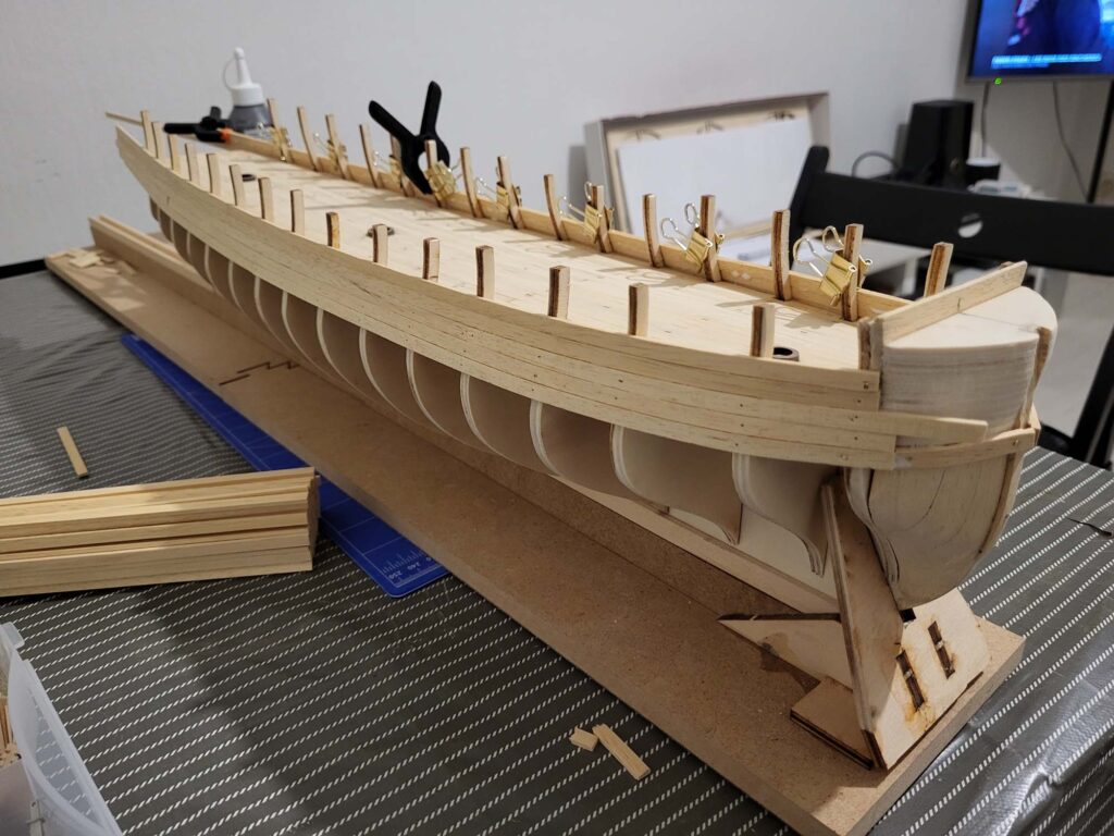 Maquette de l'Hermione - Pose des Bordées hautes de la coque - 01