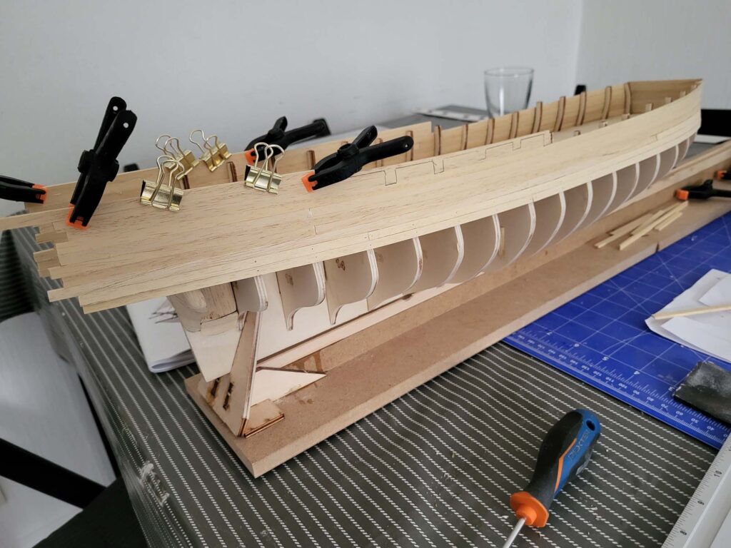 Maquette de l'Hermione - Pose des Bordées hautes de la coque - 02