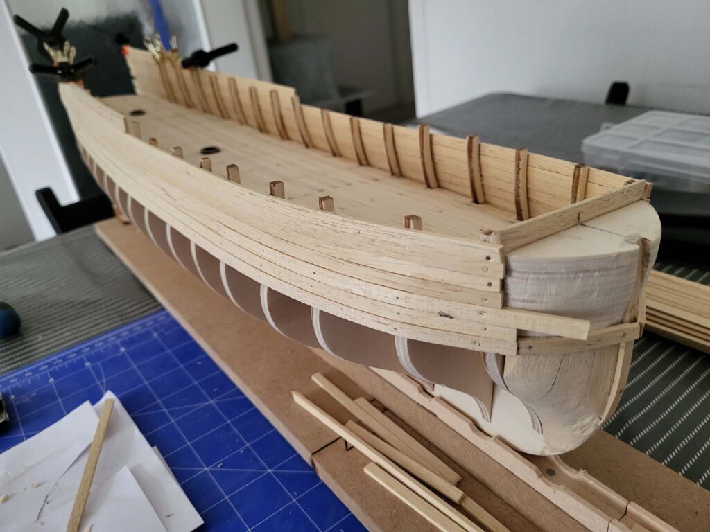 Maquette de l'Hermione - Pose des Bordées hautes de la coque - 03