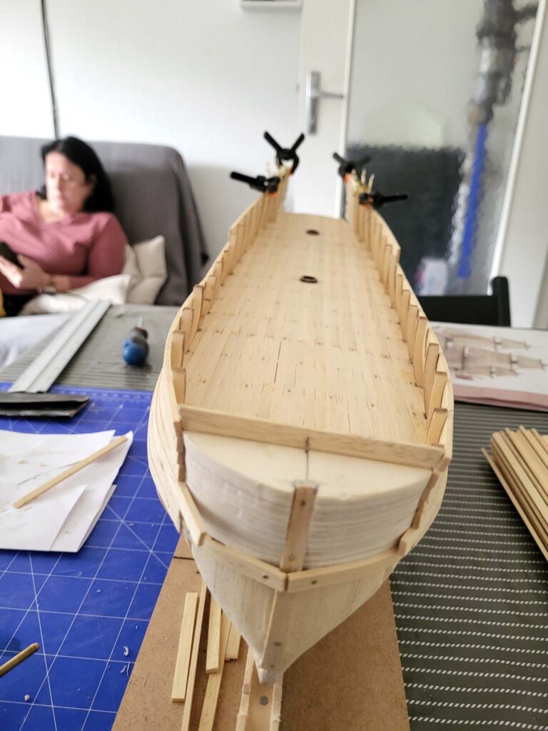 Maquette de l'Hermione - Pose des Bordées hautes de la coque -04