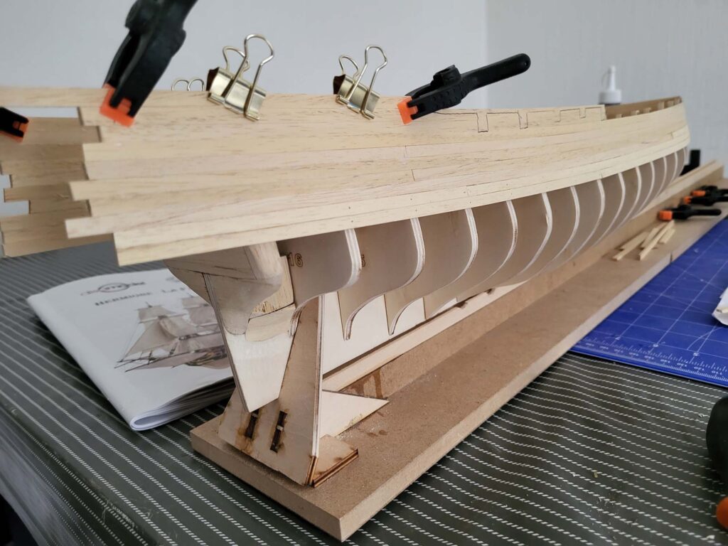Maquette de l'Hermione - Pose des Bordées hautes de la coque - 06