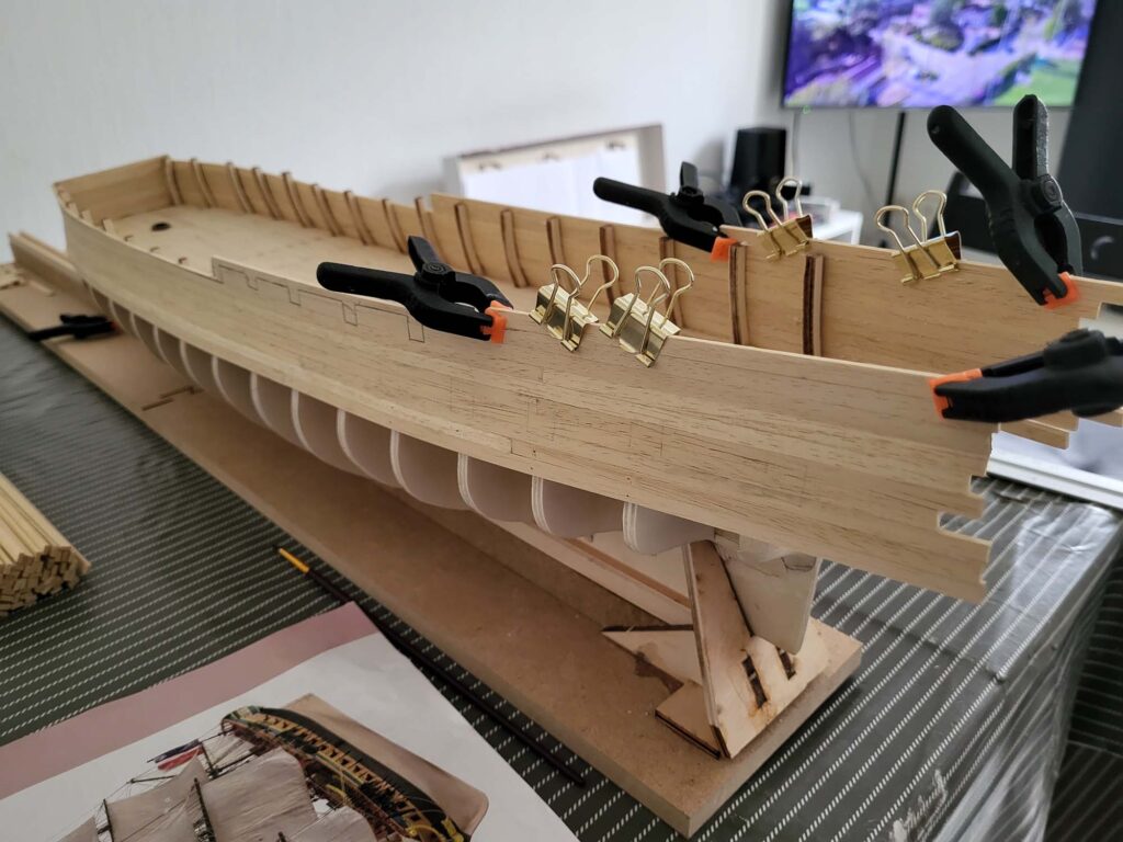 Maquette de l'Hermione - Pose des Bordées hautes de la coque - 07