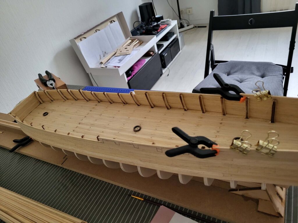 Maquette de l'Hermione - Pose des Bordées hautes de la coque - 08