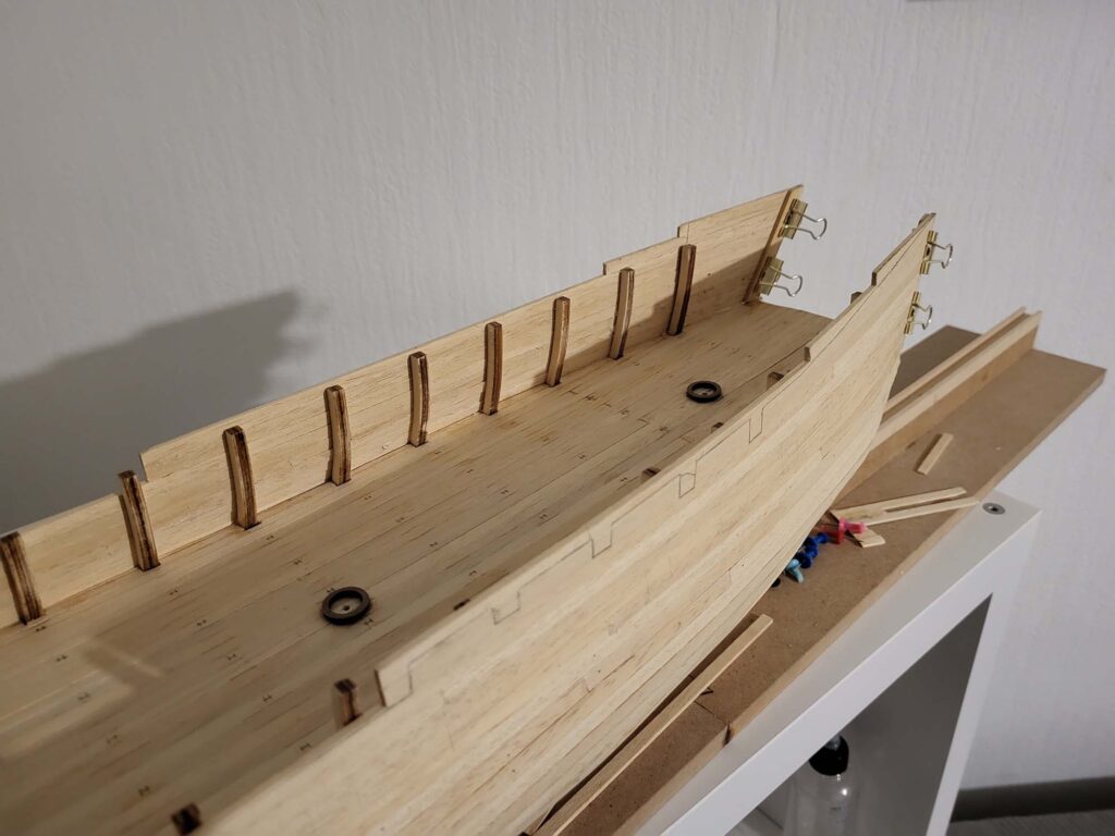 Maquette de l'Hermione - Pose des Bordées hautes de la coque - 09