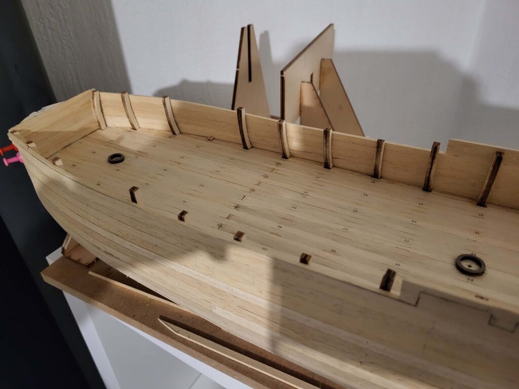 Maquette de l'Hermione - Pose des Bordées hautes de la coque - 10