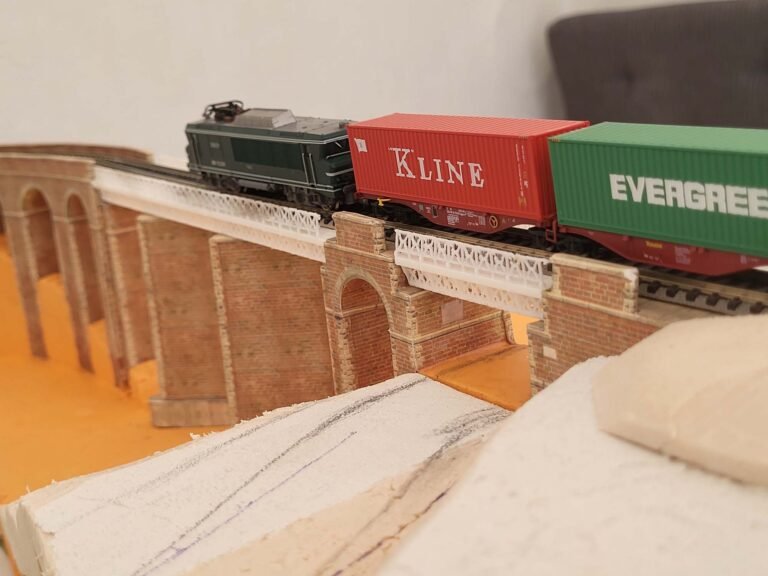 Train miniature avec conteneurs Kline et Evergreen sur viaduc