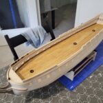 Maquette de bateau en bois avec coque blanche intérieur