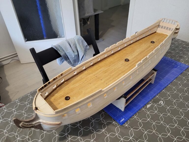 Maquette de bateau en bois avec coque blanche intérieur