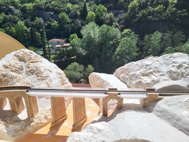 Vue d'une maquette de pont ferroviaire au soleil