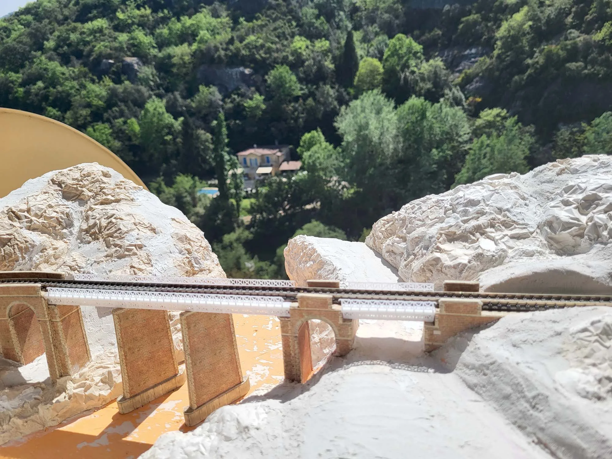 Vue d'une maquette de pont ferroviaire au soleil