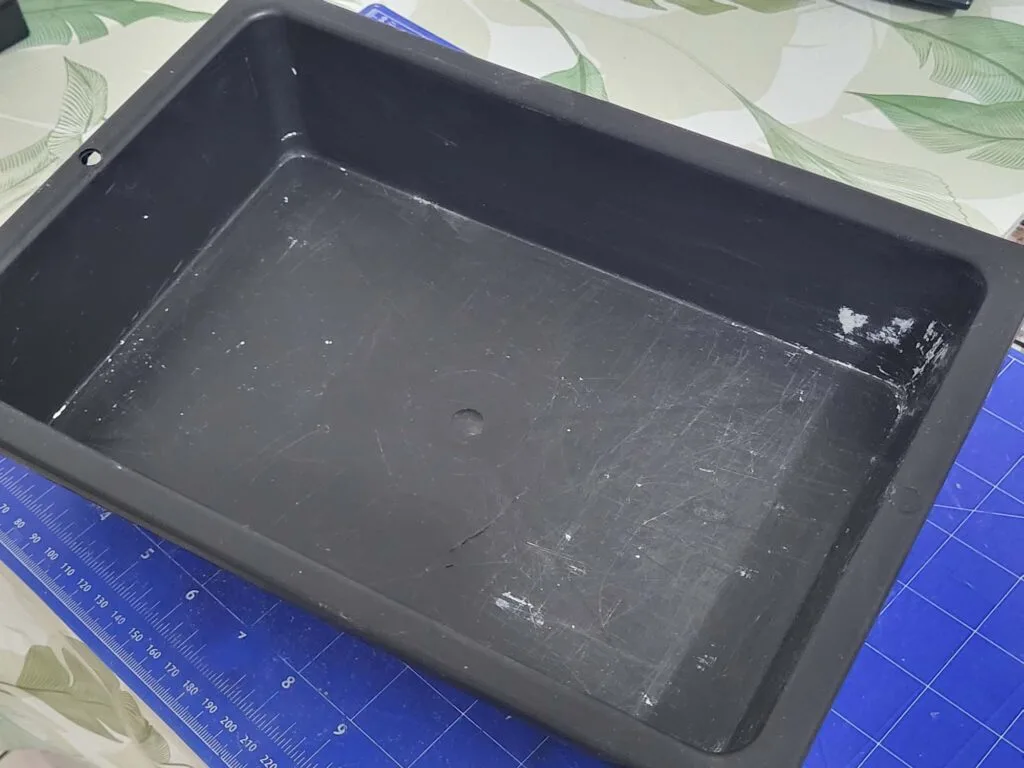 Gamate noir vide usé sur tapis de découpe bleu