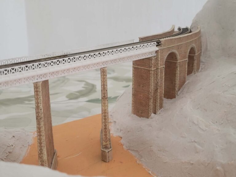 Maquette en court de création Viaduc ferroviaire en briques avec arches