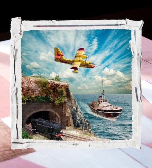 Fenêtre blanche montrant avion, train, bateau et mer