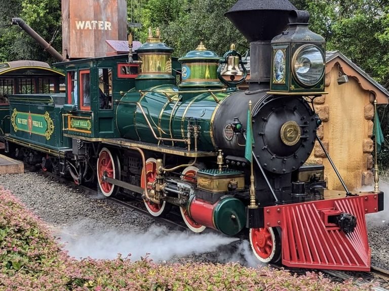 Locomotive à vapeur verte et rouge décorée historiquement