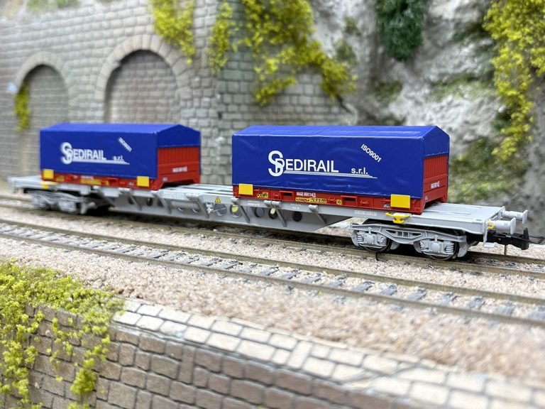 Maquette train miniature wagons SEDIRAIL sur voie ferrée
