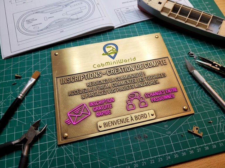 Plaque dorée CabminiWorld sur tapis de découpe avec outils