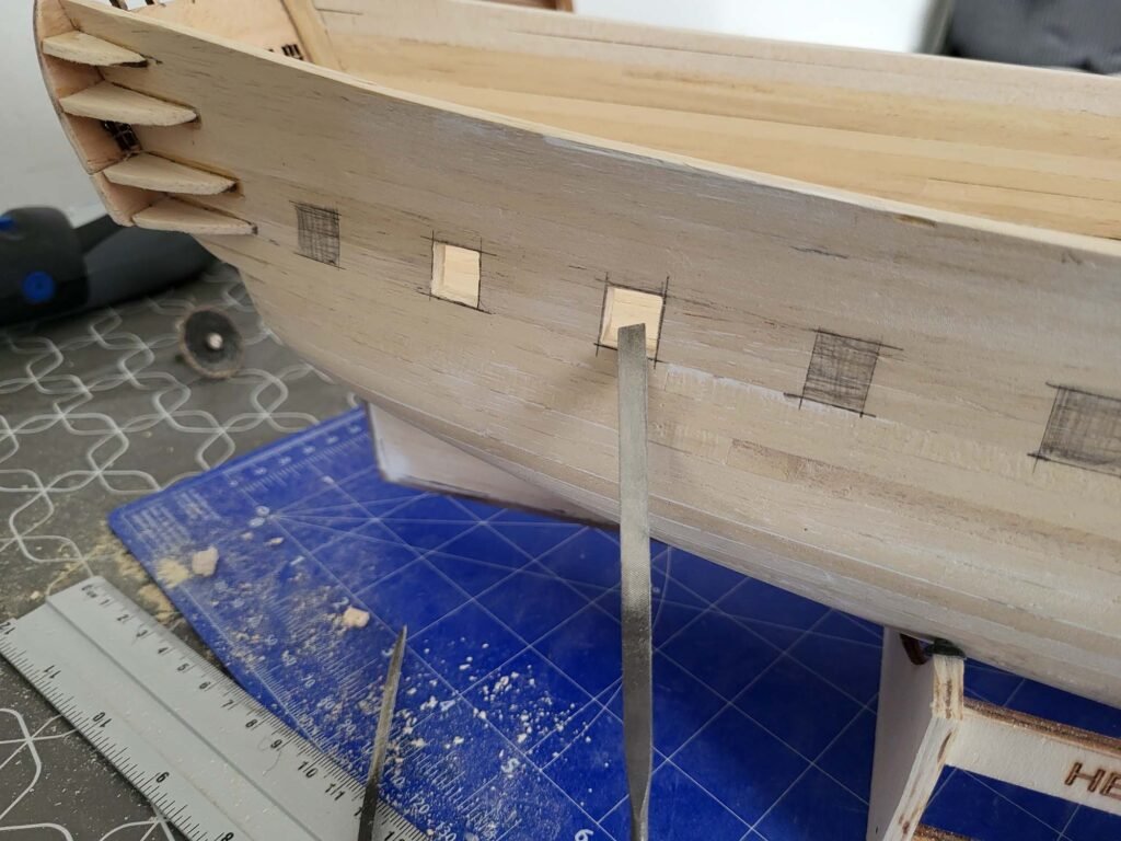 Maquette bateau bois avec détails sabords