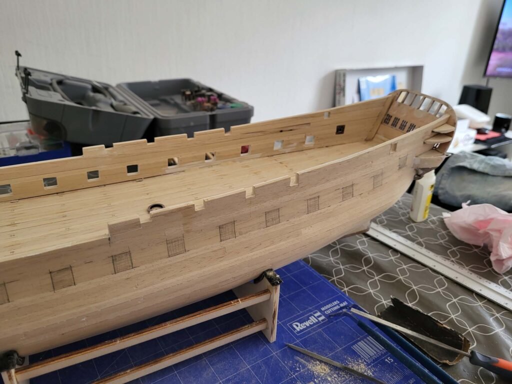 Maquette navire bois construction atelier détails sabords