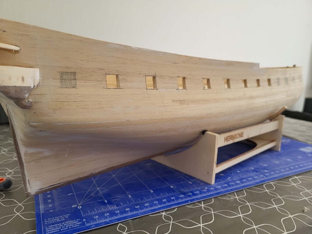 Maquette bois bateau navire avec sabords alignés