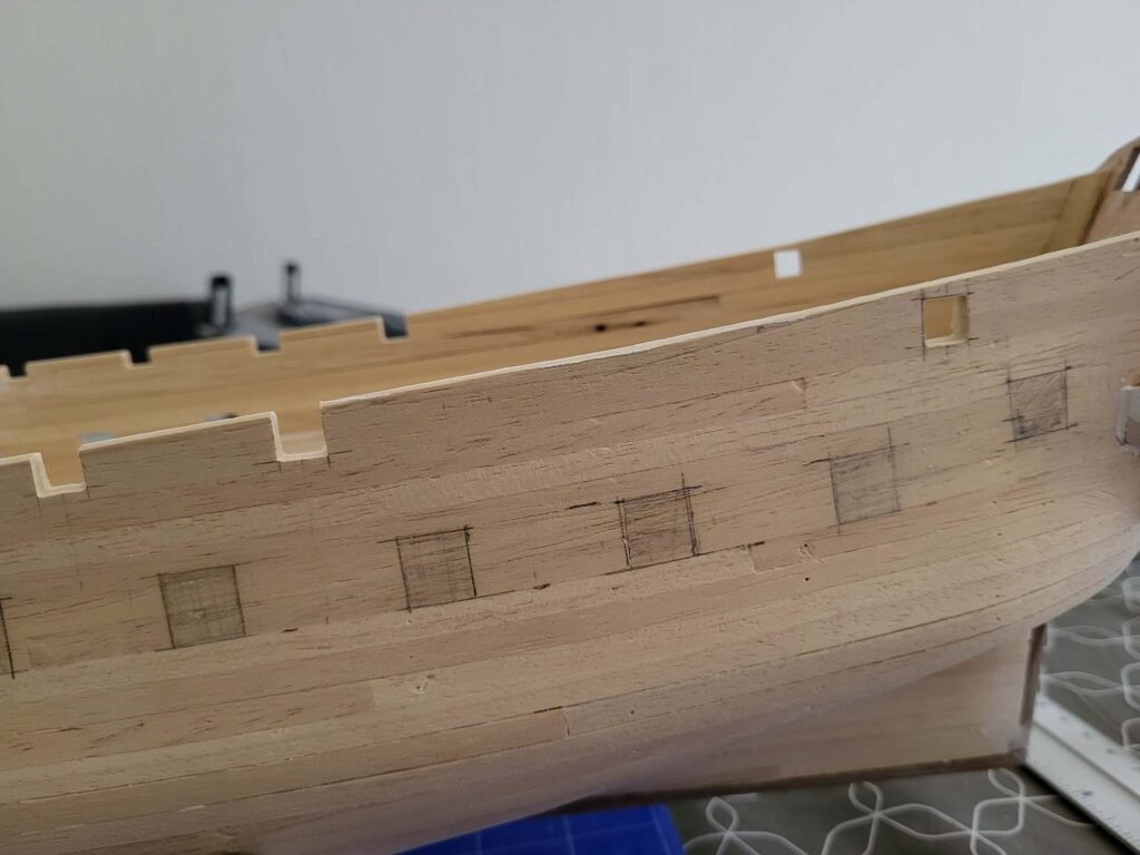 Maquette de bateau en bois avec détails de sabords