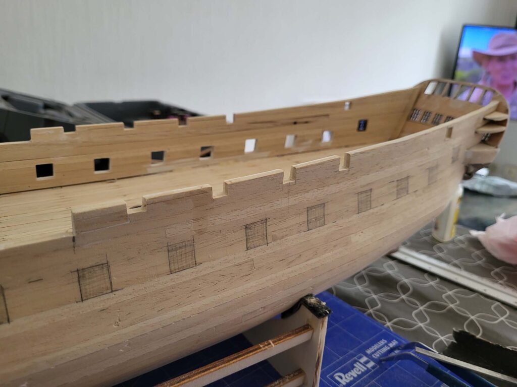 Maquette de bateau en bois avec détails de sabords