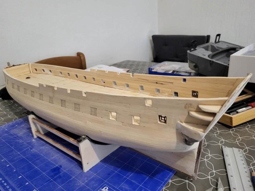 Maquette de bateau en bois avec détails de sabords
