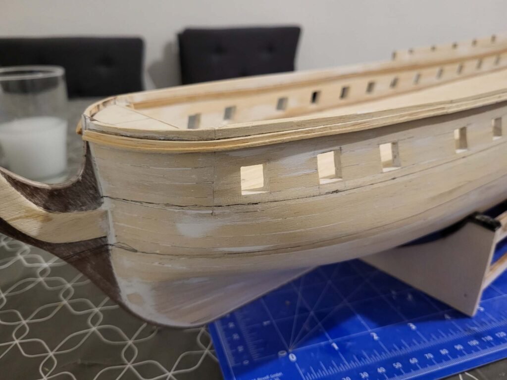 Maquette de bateau en bois avec hublots carrés détaillés