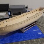 Maquette de bateau en bois avec détails de sabords