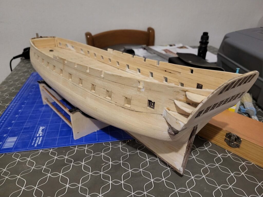 Maquette de bateau en bois avec détails de sabords