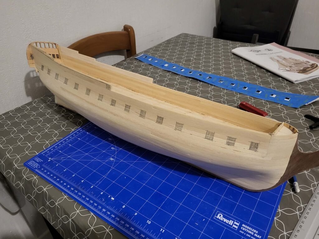 Maquette bateau bois en cours de construction sabords dessinés