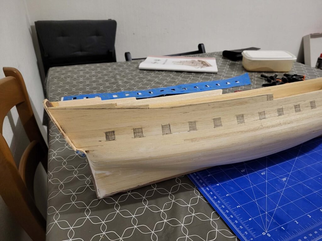 Maquette bateau bois en cours de construction sabords dessinés