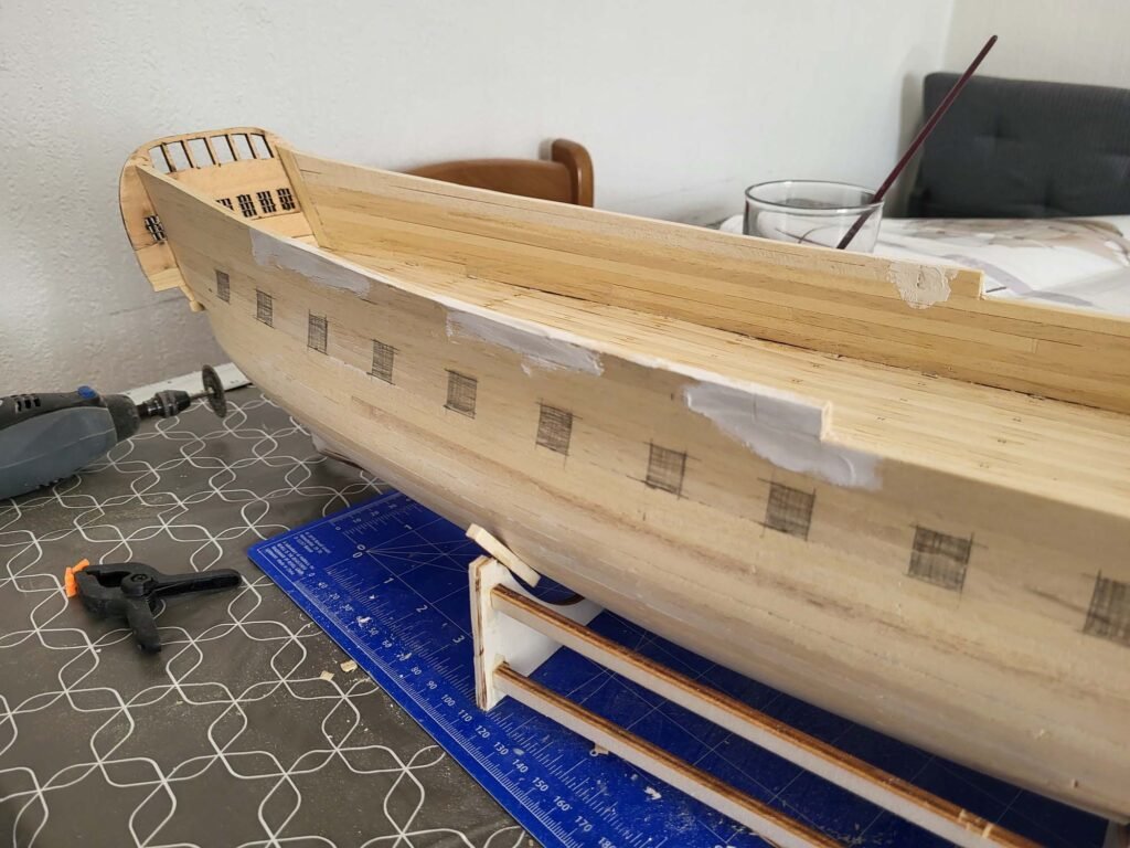 Maquette bateau bois en construction avec outils