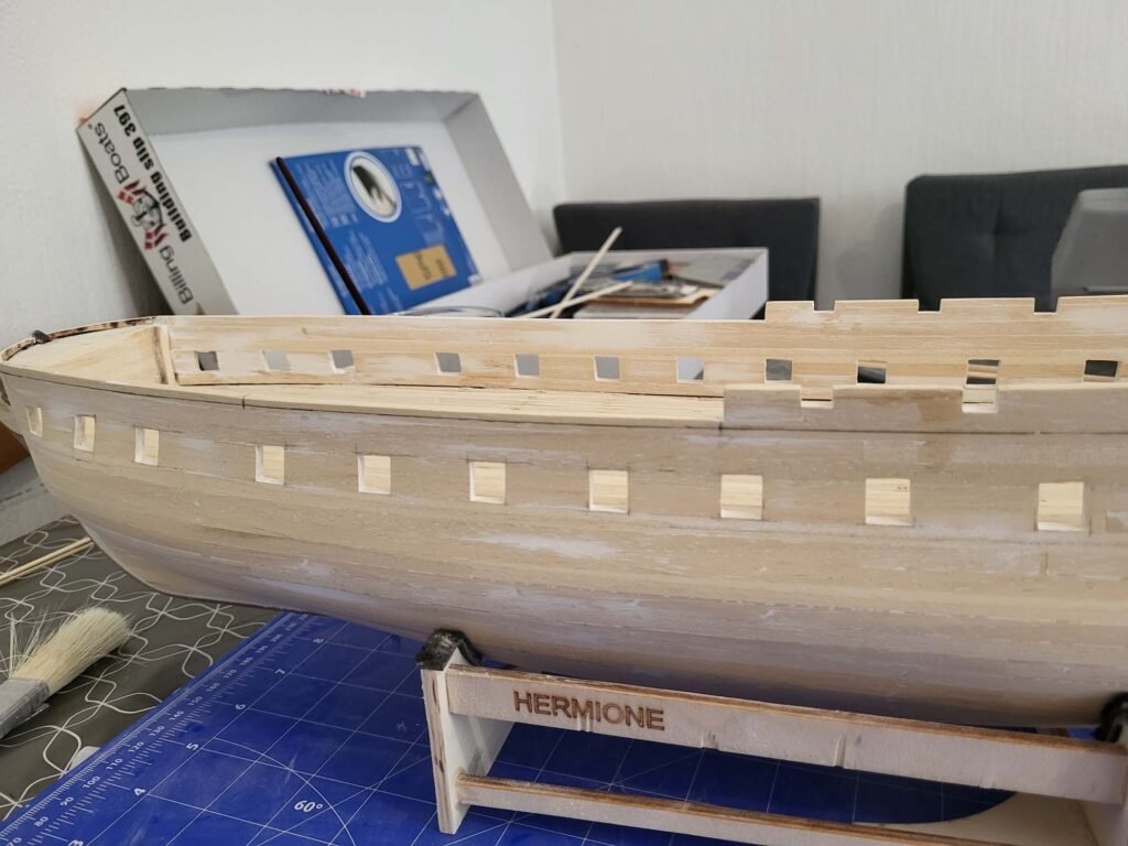 Maquette bateau bois en construction avec hublots